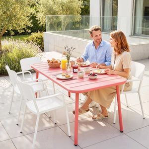 Table de Salle à Manger Extérieure 120 x 70 cm pour 4 Personnes, Table de Jardin Rectangulaire avec Plateau à Lattes, Bords Arrondis et Cadre en Acier Résistant à la Rouille, Rouge