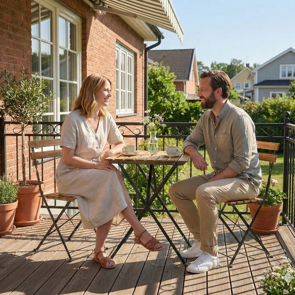 Ensemble de Salon de Jardin Bistrot 3 Pièces, Mobilier de Terrasse avec 2 Chaises Pliantes et Table Carrée en Bois d'Acacia, Cadre en Métal, pour Balcon Patio Jardin, Naturel
