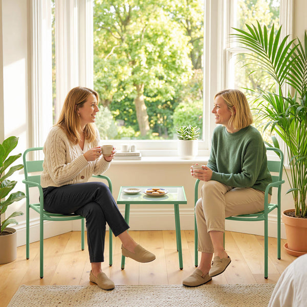 Ensemble Bistrot de Jardin 3 Pièces - Table Basse en Verre Trempé et 2 Chaises à Lattes, Cadre en Acier Galvanisé Antirouille - Mobilier de Jardin, Balcon et Terrasse Chic, Vert