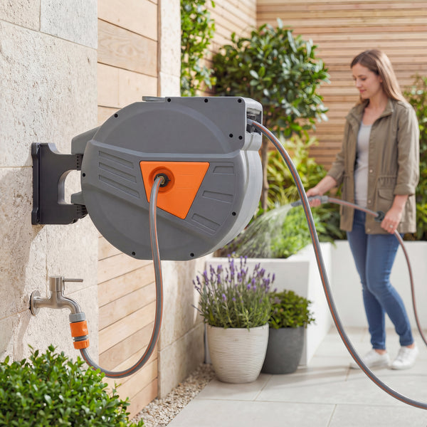 Enrouleur Tuyau Arrosage Mural 40+2 m Pivotant à 180°, Dévidoir de Tuyaux d'Eau, Buse 2 Modes, Rembobinage Auto et Progressif avec Verrou, Adaptateurs, pour Jardin, Lavage de Voiture, Orange