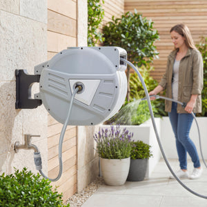 Enrouleur Tuyau Arrosage Mural 40+2 m Pivotant à 180°, Dévidoir de Tuyaux d'Eau, Buse 2 Modes, Rembobinage Auto et Progressif avec Verrou, Adaptateurs, pour Jardin, Lavage de Voiture, Gris