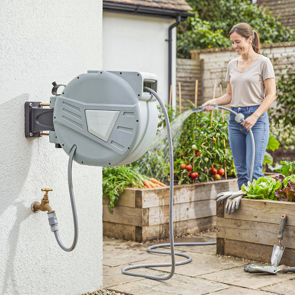 Enrouleur Tuyau Arrosage Mural 30+2 m Pivotant à 180°, Dévidoir de Tuyaux d'Eau, Buse 2 Modes, Rembobinage Auto et Progressif avec Verrou, Adaptateurs, pour Jardin, Lavage de Voiture, Gris