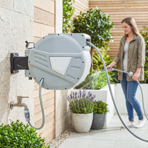 Enrouleur Tuyau Arrosage Mural 30+2 m Pivotant à 180°, Dévidoir de Tuyaux d'Eau, Buse 2 Modes, Rembobinage Auto et Progressif avec Verrou, Adaptateurs, pour Jardin, Lavage de Voiture, Gris