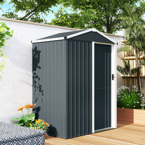 Abri de jardin en métal, cabane de jardin extérieure 136 x 87 x 179 cm, porte coulissante verrouillable, toit pointu et gants, cabanon rangement outils en acier galvanisé, gris foncé