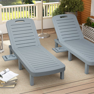 Lot de 2 bain de soleil, chaise longue avec plateaux rétractables, transat jardin extérieur inclinable, surface effet bois pour plage relax camping piscine terrasse, 62 x 158 x 88 cm, gris